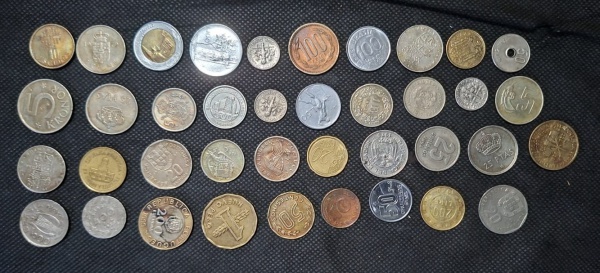 Lote com 39 moedas antigas de diversos países e valor.