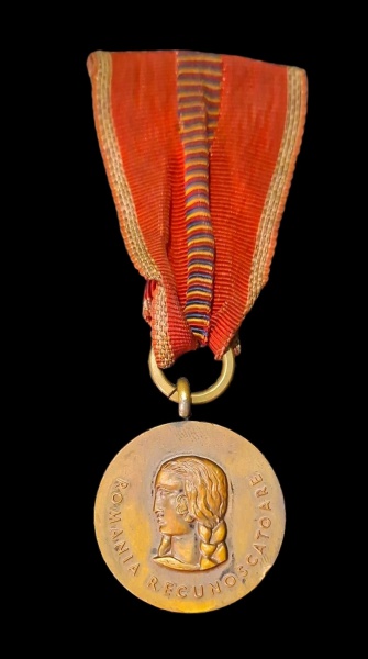 Medalha "România Recunosctoare" - "Romênia Grata" em romeno - Nome oficial: Ordinul "România Recunosctoare" / Medalha da Romênia Grata - Inscrição: "ROMANIA RECUNOSCATOARE" na borda + perfil feminino 