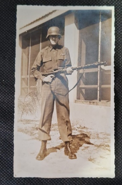 Foto P&B antiga de militar com fuzil e capacete - parece Força Expedicionária Brasileira, FEB, 2ª Guerra Mundial - Med. 14,5cm x 9cm - Uniforme verde-oliva, capacete "coquinho" M1 americano, coturno,