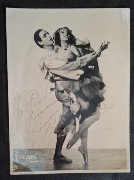 Foto é top - bailarinos autografada, estúdio Maurice Seymour, Londres - Med.17cm x 23cm - Cena: Casal de bailarinos em pose de ballet clássico. Ele segurando ela no colo/lift. Trajes de ballet românti