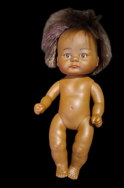 Boneca Bebê Negra vintage - provavelmente anos 70/80 - Boneca bebê de vinil/plástico soprado, corpo mole. Braços e pernas articulados, cabeça dura - Pele marrom, olhos de vidro/vinil fixos, sobrancelh