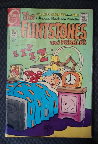 HQ vintage da Hanna-Barbera, Charlton Comics - The Flintstones and Pebbles #12 - Março, Charlton Comics - selo vermelho "C" no canto - Capa: Fred sendo acordado pelo relógio-pedrita às 6h. Arte assina