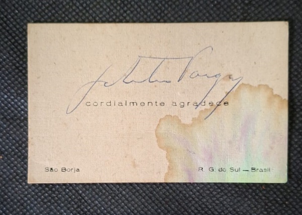 Cartão de agradecimento assinado pelo Getúlio Vargas - Cartão "Cordialmente agradece" - Getúlio Vargas - São Borja, RS - Assinatura: Autógrafo de Getúlio Vargas a tinta azul - Local: São Borja, R. G.