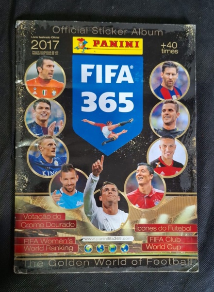 Álbum Panini FIFA 365 2017 - Completo - Panini FIFA 365 2017 - Official Sticker Album - - Capa: CR7 no centro apontando pra cima, rodeado por Buffon, Messi, Neymar, Bale, Vardy, Pepe, Lewandowski, Suá
