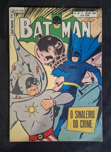 Batman Nº 77 - Julho 1959 - Ebal - Editora: Ebal - Editora Brasil-América Limitada - - Capa: Batman + herói cinza com sol no peito. Esse é o Space Ranger, herói da DC que saía junto com Batman na époc