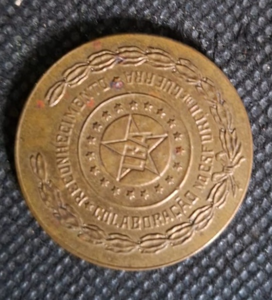Medalha de Bronze colaborador de guerra. - Diam 38mm - - Frente: Estrela de 5 pontas com "PM" no centro, cercada por 16 estrelas menores- Texto: "FORÇA POLICIAL MILITAR" em cima + "RECONHECIMENTO COLA