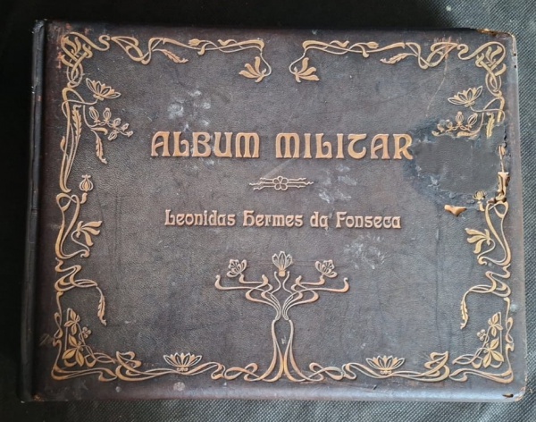 Álbum Militar - Leonidas Hermes da Fonseca - Com 85 fotos. - - Título: "ALBUM MILITAR" - Dedicatória: "Leonidas Hermes da Fonseca" - provavelmente presente/oferta pro Marechal Hermes da Fonseca- Capa: