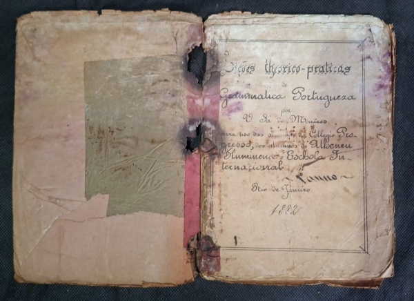 Livro "Lições Theorico-Praticas de Grammatica Portugueza" - 1882 - - Título: "Lições theorico-praticas de Grammatica Portugueza" - Autor: "por M. de M..." - o nome tá danificado, mas pelo estilo é man