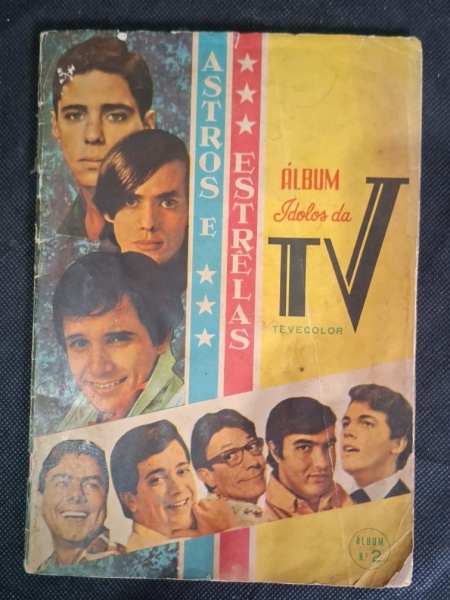 Álbum "Ídolos da TV" - Astros e Estrelas - Tevecolor nº 2 - - Título: "ÁLBUM Ídolos da TV" - "ASTROS E ESTRELAS" - "TEVECOLOR"- Nº: Álbum nº 2 - selo verde no canto- Capa: Fotos de atores da TV. Dá pr