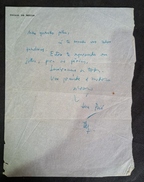 Bilhete Manuscrito - Thiago de Mello - - Autor: "THIAGO DE MELLO" timbrado no topo- Texto: "Meu querido filho, aí te mando uns rebon fabulosos. Estou te esperando em julho, para as férias. Lembranças