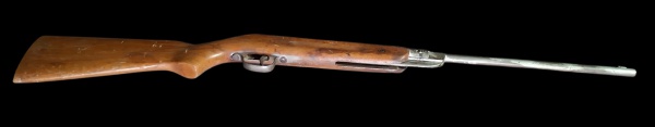 26877558.jpgAntiga espingarda de pressão de chumbinho com 98 cm de comprimento. Apresenta desgastes naturais do tempo. Obs:. Retirada por conta do arrematante por não ser permitido o envio de armas pe