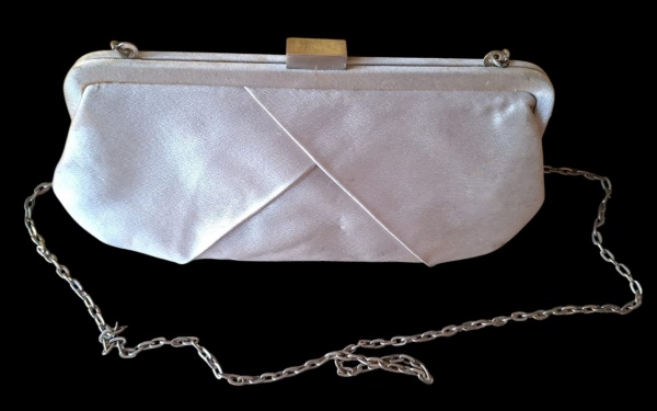 Bolsa - Clutch Cetim Prata com Fecho Quadrado - "Fizz Pan"? - Descrição:- Modelo: Clutch envelope rígida com armação metálica + fecho quadrado + alça corrente prata- Material: Cetim/seda sintética pra