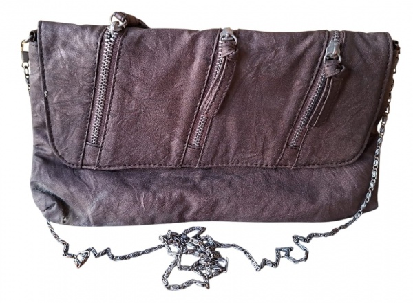 Bolsa Carteiro Couro/Soft Leather com Zíperes - Descrição:- Modelo: Bolsa tiracolo/clutch oversized com aba + 3 zíperes decorativos + alça corrente fina- Material: Couro macio "washed/soft leather" ma