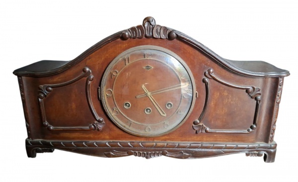 Vintage - Antigo Relógio carrilhão de mesa da marca Mascotte (mantel clock) com características ornamentais clássicas. Relógio de mesa (não de parede), geralmente posicionado sobre uma superfície como