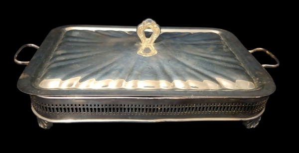 Travessa coberta aquecedora / Warming Dish banhada a prata - Med. 45cm x 25cm x 8cm - - Tipo: Travessa coberta aquecedora - base + tampa + galeria vazada- Design: Tampa com gomos radiados "sunburst",
