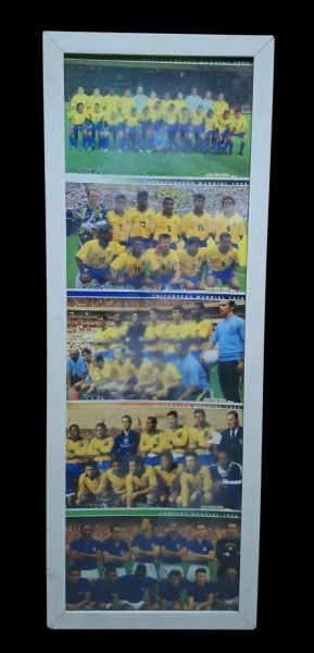 Quadro Poster da Seleção Brasileira - 5x Campeã Mundial - Med. 34,5cm x 94cm - Descrição pela foto:- Tema: Seleção Brasileira nas Copas do Mundo- Times: De baixo pra cima: 1958 Campeão, 1962 Bicampeão