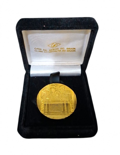 Medalha de Bronze banhada a ouro com 50mm de diâmetro no estojo original forrado de camurça preta - Medalha comemorativa - Bronze banhada a ouro 50mm - Tema: 3 figuras femininas clássicas sobre o préd