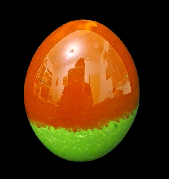 Ovo de murano com 15cm de altura - - Material: Vidro soprado Murano/Italia- Técnica: Bicolor sommerso/incalmo - vidro laranja translúcido sobre base verde texturizada- Tamanho: 15cm altura = peça deco