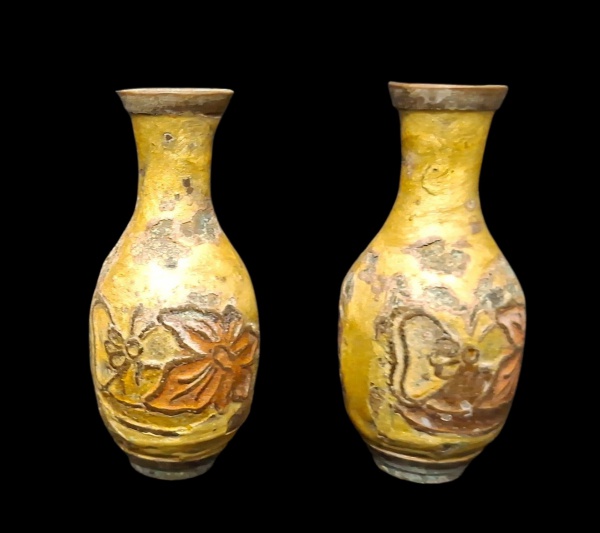 Par de vaso de cloisonné com desenho floral e 8cm de altura - Vasos miniatura, base metálica com esmalte cloisonné e fios metálicos separando as cores. Pátina antiga visível. - - Técnica: Cloisonné -