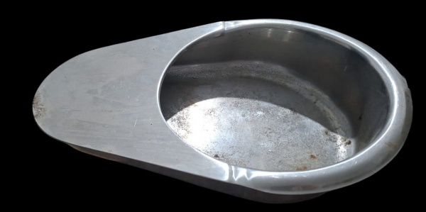 Bacia hospitalar tipo "rim" / Bedpan de inox - Essa é uma bacia hospitalar formato "rim" ou "cuia renal". Usada em hospital/clínica prai procedimentos, descartar líquidos, instrumental - comprimento 4