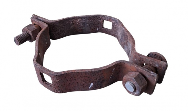 Colecionismo - Abraçadeira industrial / Braçadeira de tubo enferrujada - Peça de ferro fundido/aço carbono pra fixar tubo, poste, ou estrutura. É item industrial de coleção - - Tipo: Abraçadeira tipo
