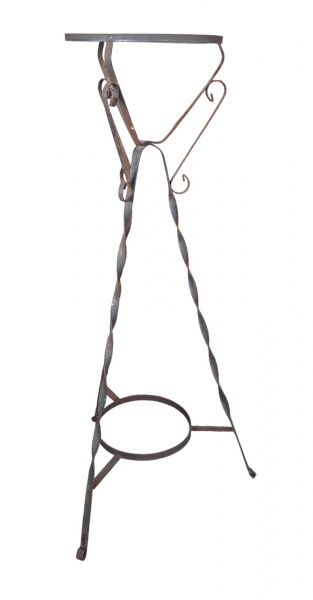 Suporte de chão ferro forjado tripé / Porta-vaso estilo "ampulheta" - Alt.101cm - - Tipo: Suporte tripé pra vaso - - Design: Base triângulo com aro no meio + 2 hastes torcidas + topo chato circular. T