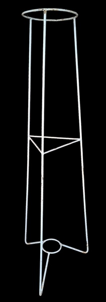 Suporte de piso metálico branco / Porta-vaso estilo "hairpin" minimalista - Alt.159cm - Tipo: Suporte alto de chão pra vaso - - Design: 3 hastes metálicas retas formando triângulo. Aro circular em cim