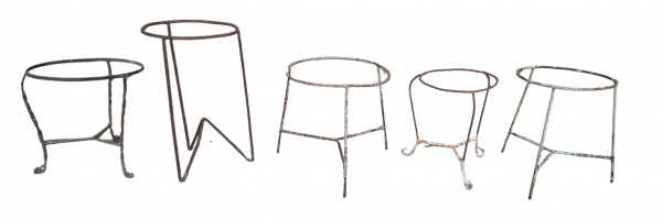Lote com 5 suportes baixos ferro aramado / Porta-vasos minimalistas - São 5 modelos baixos, todos de 1 aro só. Anos 60-90, serralheria BR. O estilo "perna de cabelo/hairpin" da 2ª peça é o mais cobiça