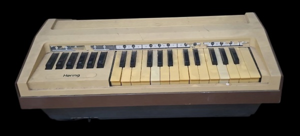 Órgão eletrônico Hering anos 70-80 - Med. 19 x 25 x 54cm - Liga mas não sai som. No estado - Teclado infantil/estudo nacional. Hering era famosa por órgãos e acordeões BR. Esse modelo é o "Hering 37 t