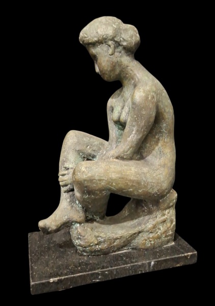 Bruno Giorgi - Figura feminina sentada - Medidas da base - 26cm x 14cm - Medidas da Escultura 14cm x 23cm x 38cm - Nu feminino sentado, pose contemplativa. Giorgi esculpiu dezenas de variações desse t