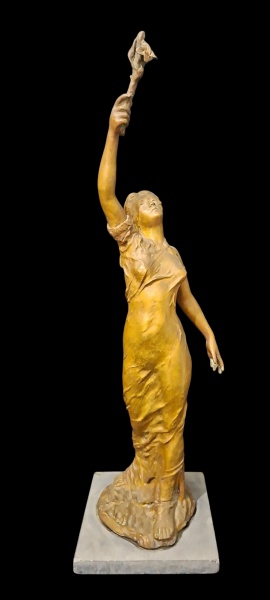 Escultura feminina com tocha / "Liberdade" - Fundição Indígena RJ - 60cm - - Tema: Figura feminina em pé, braço direito erguido com tocha/flor. Pose "Liberdade/Esperança". Estilo Art Nouveau/Neoclássi