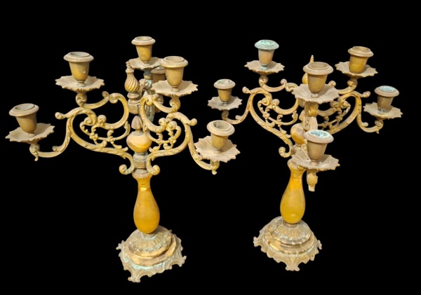 Par de castiçais Girandole bronze + alabastro - 6 velas - 40cm - - Tipo: Girandole 6 braços + 6 bicos pra vela cada. Modelo "rococó" com volutas e arabescos- Material: Bronze dourado + coluna central