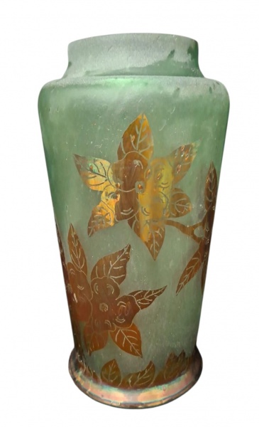 Vaso vidro acidado/jateado verde com decoração floral dourada - 30cm - - Tipo: Vaso cilíndrico boca reta, base alargada. Formato clássico anos 20-50- Vidro: Verde água/verde jade acidado fosco. Acabam