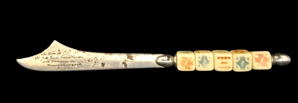 Abre-cartas/Faca de mesa cabo dados - 26cm - Peça curiosa estilo Art Deco/kitsch anos 40-60. Cabo com 5 dados + lâmina metal. Era brinde/lembrança de cassino/bar - - Cabo: 5 dados cúbicos empilhados e