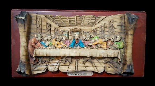 Quadro "Última Ceia" alto relevo resina - fundo madeira - 16x32cm - Peça religiosa decorativa. Tema da Última Ceia de Leonardo da Vinci em relevo tipo "pergaminho". Muito comum anos 70-2000 pra parede