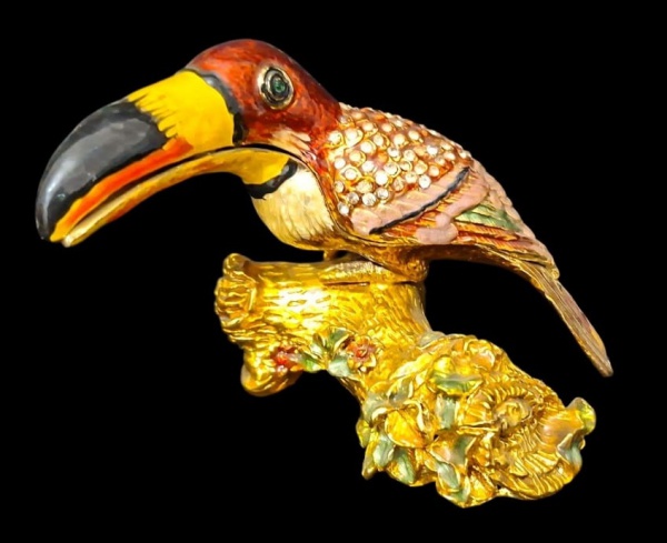 Tucano porta-joias/bijouteiro abre e fecha - 9,5x11x22cm aberto - Peça decorativa "Fabergé style". Tucano pousado no galho que abre na barriga pra guardar anéis/brincos. Muito vendida anos 90-2010. -