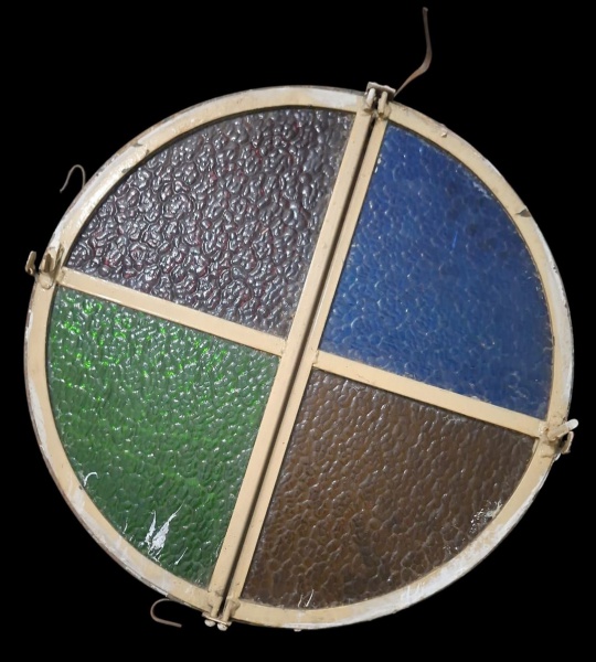 Janela Circular - vitrô redondo vitral 4 cores - vidro martelado - Diâmetro 58cm - Peça arquitetônica. Janela redonda tipo "olho de boi" com 4 quadrantes em vidro colorido texturizado. Muito usada em