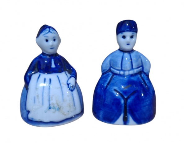 Par sino de pircelana - casal holandês - Alt. 6cm n.º 623 - Porcelana estilo Delft azul e branco. Casal em trajes típicos holandeses século 18. Peça souvenir/colecionável anos 50-80. -