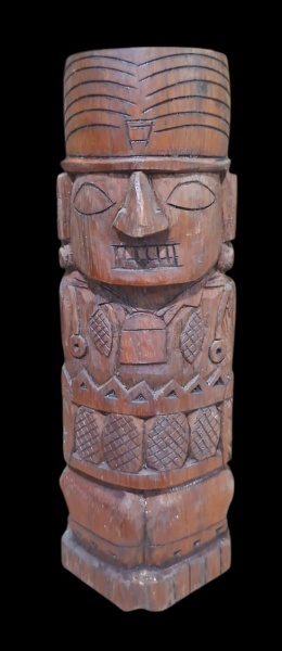 Totem Cariátide 4 faces - Madeira entalhada - Alt. 17cm - Escultura em madeira estilo afro-brasileiro/indígena modernista. Figura cúbica com 4 faces + chapéu/coroa cilíndrica entalhada. Linha Victor B