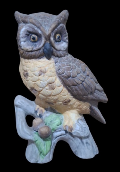 Coruja em cerâmica - Base tronco - Alt. 13cm - Peça decorativa anos 70-90. Coruja realista sobre galho com folhas + bolotas. Muito comum em decoração BR - Pintura: Mão pintada. Peito bege/amarelo, asa