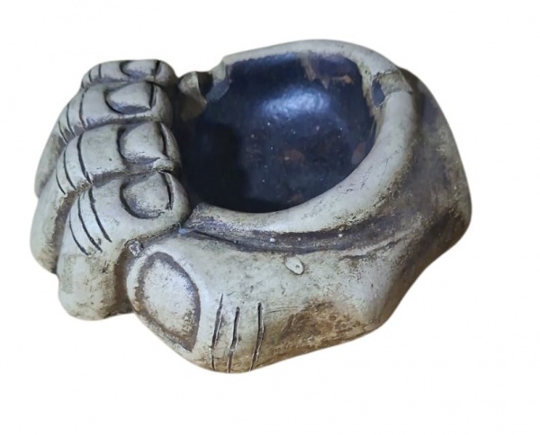 Cinzeiro "Mão fechada" - Cerâmica/gesso patinado - 13cm x 9,5cm - Peça decorativa anos 70-80. Mão masculina fechada segurando um cinzeiro côncavo. Estilo brutalista/pop art brasileiro. -