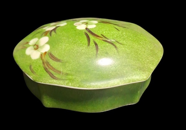 Pote Porta Joias "Trinket box" - Porcelana/cerâmica verde com flores - 5,5cm x 7cm x 11,5cm - Caixinha decorativa com tampa. Formato amendoado/oval facetado. Fundo verde maçã + flores brancas pintadas