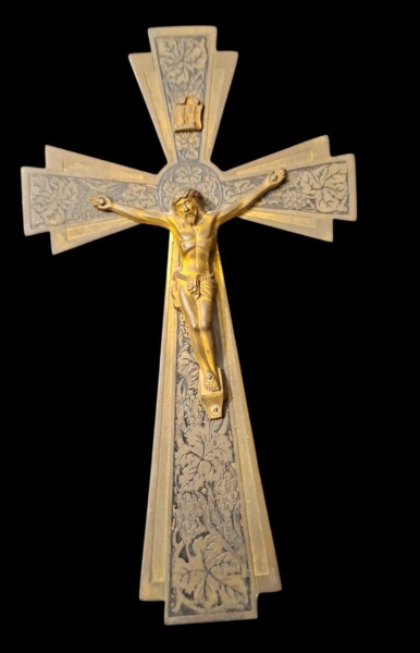 Crucifixo de Parede Art Déco Formato Cruz expandida de bronze gravado a cinzel anos 30-50 com Cristo aplicado + fundo gravado. - 18,8cm x 10,5cm. -