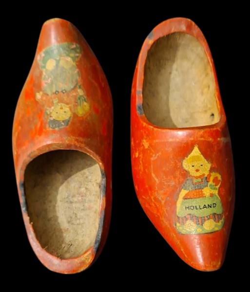 Par de Tamancos Holandeses "Klompen" Miniatura - Madeira pintada - 12cm - Clássico com Bico pontudo virado pra cima - Base laranja/vermelho forte. Decalque/pintura de casal holandês tradicional com tr