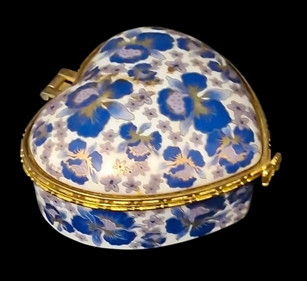 Caixinha Coração Porcelana - Pintura azul/dourado - 3,8cm x 7,5cm x 7cm - Trinket box formato coração. Porcelana fina com decalque/pintura floral + ferragem dourada. Estilo "Chintz" anos 80-2000. - De