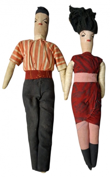 Par de Bonecas de Pano "Casal Nordestino/Artê" - Algodão pintado à mão - 30cm e 28cm - Bonecas artesanais BR anos 50-70. Estilo folclórico nordestino. Rosto alongado, expressão séria, corpo enchido co