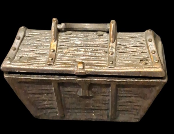 Apontador Baú do Tesouro - Metal fundido pátina bronze - 5cm x 6cm x 4cm -