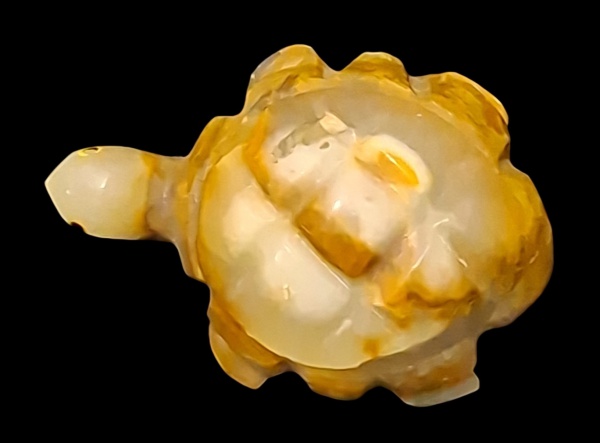 "Dragon Turtle" Longgui - Ágata/Onix amarelo - 7,5cm x 5cm - Escultura feng shui chinesa. Cabeça de dragão + corpo de tartaruga. Símbolo de proteção, longevidade e sorte nos negócios. - Material: Ágat
