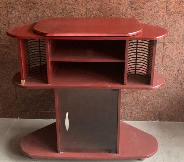 Rack para tv, net, porta CD e divisória com vidro na cor marrom, pequena perda da forra ao lado esquerdo superior, em bom estado. Med. 40cm x 90cm x 84cm