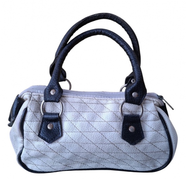 Bolsa Baú Pequena - Couro Sintético Branco + Preto Matelassê Diagonal - Modelo estilo anos 2000-2010. Bem "it bag" da época. - - Material: Courino sintético. Corpo branco texturizado + detalhes pretos